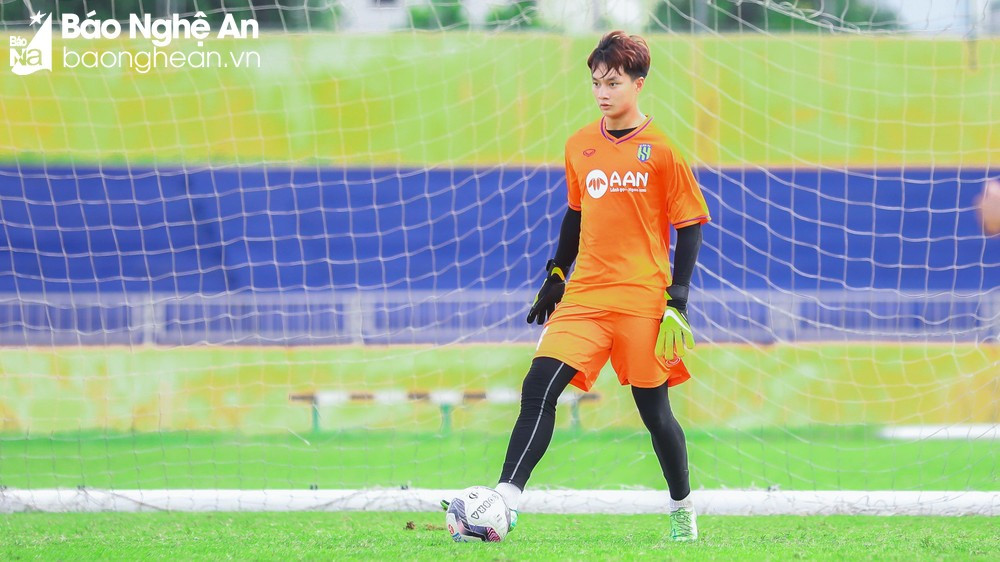 Chia sẻ với về khoảng thời gian khó khăn này, Cao Văn Bình cho hay: "Em đã suy nghĩ, đắn đo khá nhiều giữa việc trở về quê, hay tiếp tục ở lại phấn đấu. Các thầy cũng đã khá lo lắng cho tương lai của em, bởi nếu cứ chơi như thế thì sẽ rất khó để tiếp tục đứng vững ở môi trường bóng đá chuyên nghiệp. Nhưng nếu trở về, tương lai của em cũng thật bấp bênh. Em đã không còn duy trì được khả năng học văn hóa như trước, sẽ khó có thể đậu vào các trường đại học. Chính vì vậy, em đã đặt quyết tâm phải vượt qua được những điểm yếu của bản thân, để tiếp tục theo đuổi con đường bóng đá chuyên nghiệp".