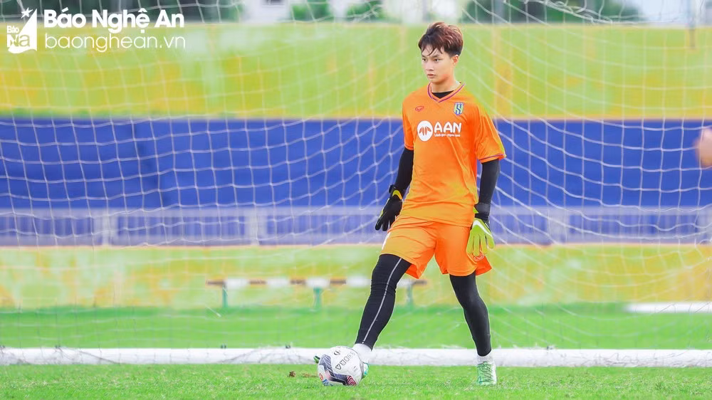 Chia sẻ với về khoảng thời gian khó khăn này, Cao Văn Bình cho hay: "Em đã suy nghĩ, đắn đo khá nhiều giữa việc trở về quê, hay tiếp tục ở lại phấn đấu. Các thầy cũng đã khá lo lắng cho tương lai của em, bởi nếu cứ chơi như thế thì sẽ rất khó để tiếp tục đứng vững ở môi trường bóng đá chuyên nghiệp. Nhưng nếu trở về, tương lai của em cũng thật bấp bênh. Em đã không còn duy trì được khả năng học văn hóa như trước, sẽ khó có thể đậu vào các trường đại học. Chính vì vậy, em đã đặt quyết tâm phải vượt qua được những điểm yếu của bản thân, để tiếp tục theo đuổi con đường bóng đá chuyên nghiệp".