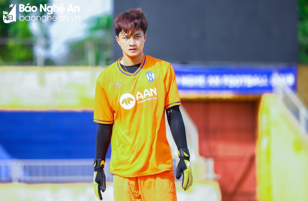 Tuy nhiên ít ai biết rằng trước khi có được thành công như ngày hôm nay, Cao Văn Bình đã phải trải qua rất nhiều khó khăn. Anh chàng từng có thời gian dài phải ngồi ở hàng ghế dự bị vì phong độ thi đấu không ổn định.