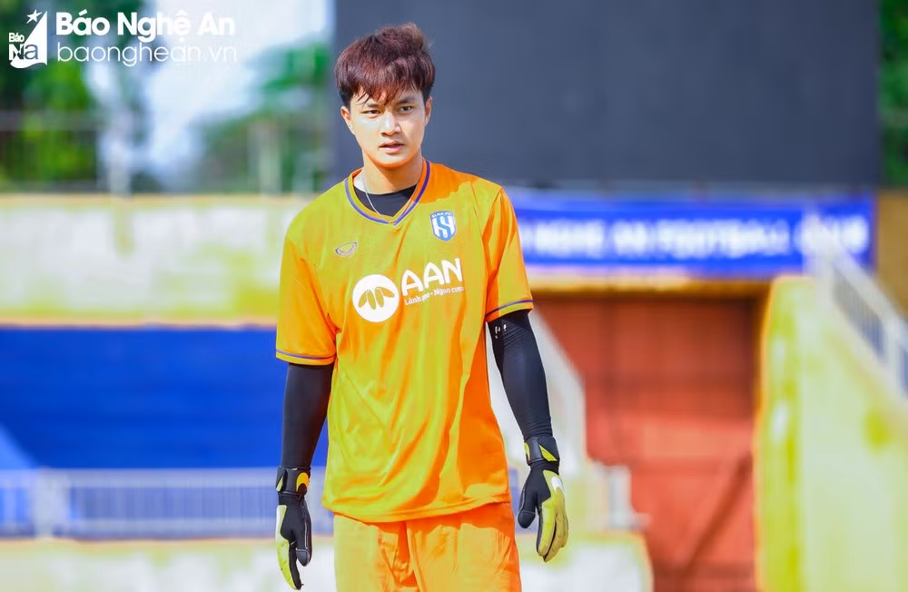 Tuy nhiên ít ai biết rằng trước khi có được thành công như ngày hôm nay, Cao Văn Bình đã phải trải qua rất nhiều khó khăn. Anh chàng từng có thời gian dài phải ngồi ở hàng ghế dự bị vì phong độ thi đấu không ổn định.