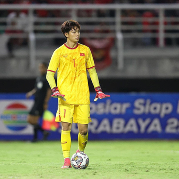 Với sự thể hiện xuất sắc, năm 2022 chàng thủ môn xứ Nghệ còn từng được HLV Gong Oh-Kyun triệu tập lên tuyển U23 Việt Nam chuẩn bị cho VCK U23 châu Á 2022. Tuy nhiên, may mắn đã không mỉm cười khiến Cao Văn Bình bị loại ở phút chót.