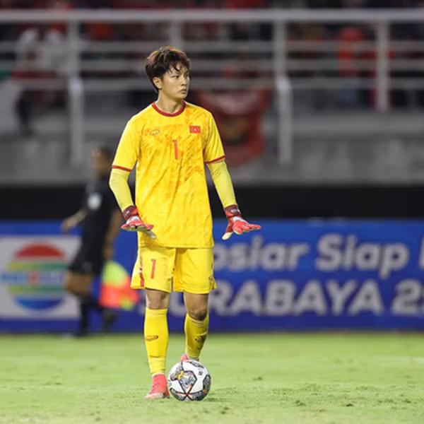 Với sự thể hiện xuất sắc, năm 2022 chàng thủ môn xứ Nghệ còn từng được HLV Gong Oh-Kyun triệu tập lên tuyển U23 Việt Nam chuẩn bị cho VCK U23 châu Á 2022. Tuy nhiên, may mắn đã không mỉm cười khiến Cao Văn Bình bị loại ở phút chót.