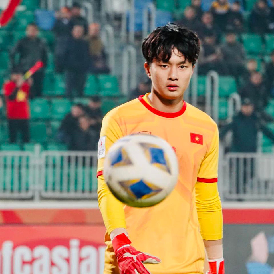 Ngay từ nhỏ, thủ môn U20 Việt Nam là Cao Văn Bình đã có niềm đam mê mãnh liệt với môn thể thao vua. Từ khi 10 tuổi anh chàng đã bắt đầu gia nhập lò đào tạo Sông Lam Nghệ An. Chỉ sau đó 3 năm, chàng trai sinh năm 2005 đã cùng đồng đội vô địch U13 Quốc gia.