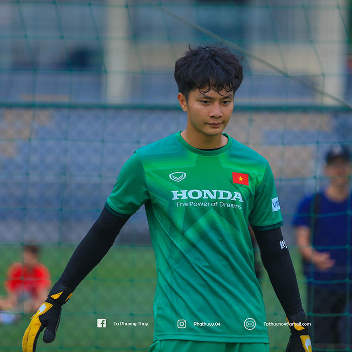 Sau khi trở về Văn Bình cũng thành thủ môn bắt chính của U19 Việt Nam tại giải U19 Đông Nam Á.