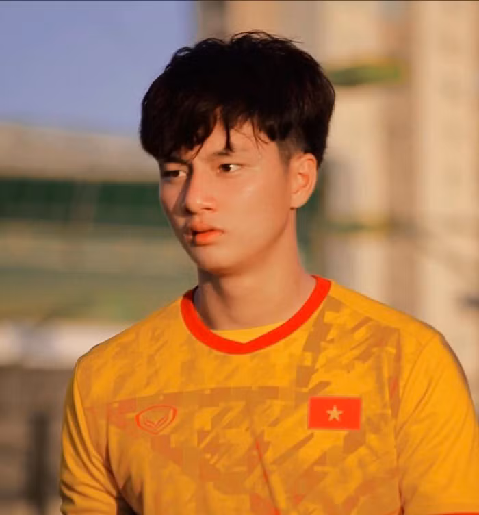 Mặc dù nhận được nhiều lời khen có cánh về ngoại hình nhưng Văn Bình lại vô cùng khiêm tốn. Ở ngoài đời, anh luôn xuất hiện với phong cách giản dị. Chàng trai sinh năm 2005 còn tự nhận bản thân không hề đẹp trai mà chỉ là người bình thường mà thôi.