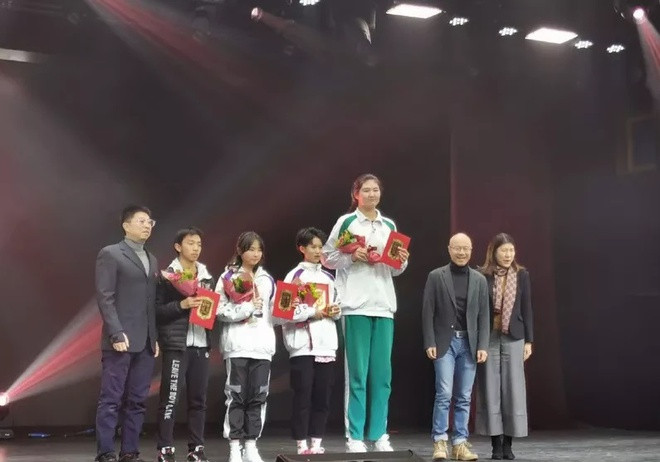 Be gai “lenh khenh” nhu nguoi khong lo vi 14 tuoi da cao 2m27-Hinh-2