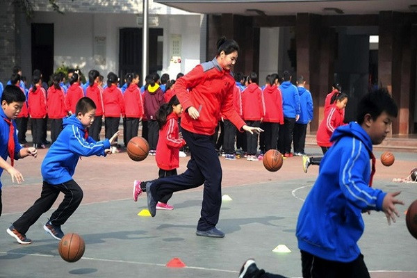 Be gai “lenh khenh” nhu nguoi khong lo vi 14 tuoi da cao 2m27