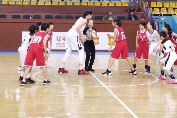 Be gai “lenh khenh” nhu nguoi khong lo vi 14 tuoi da cao 2m27-Hinh-3