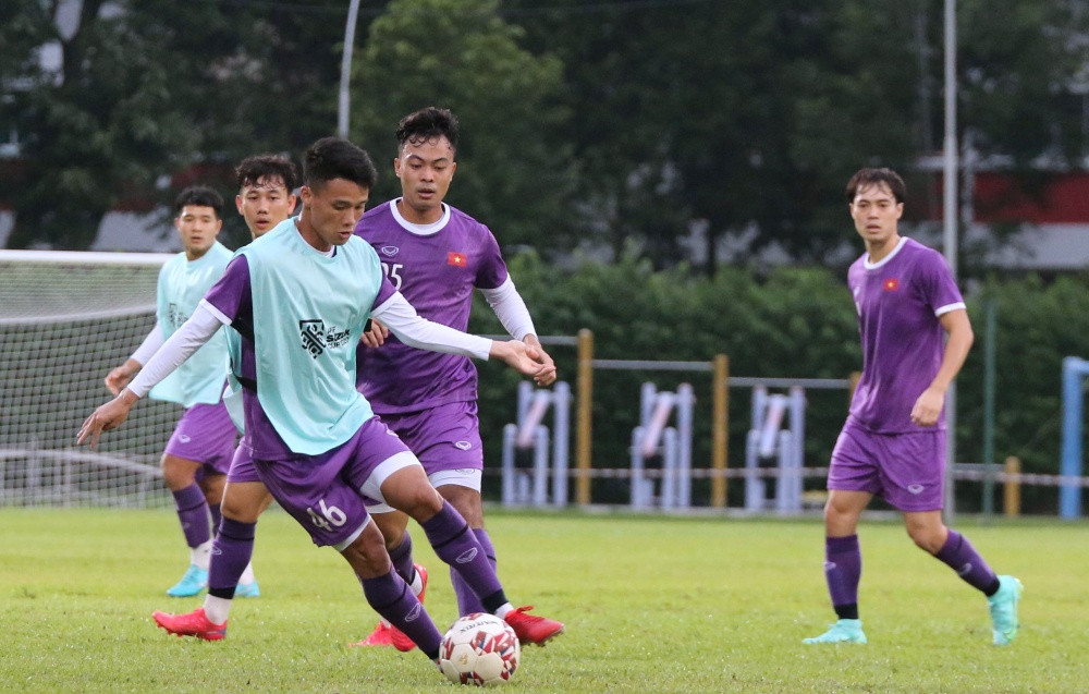 Tại buổi tập chiều 2/12, thời tiết tại Singapore hoàn toàn tạnh ráo với bầu không khí dịu mát. Chất lượng sân tập cũng khá tốt, đảm bảo cho kế hoạch luyện quân của HLV Park Hang Seo.