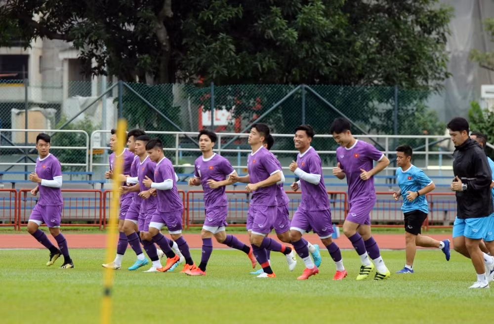 Sau buổi tập sáng nhẹ nhàng, chủ yếu giúp các cầu thủ đội tuyển Việt Nam thư giãn gân cốt và lấy lại sự hứng khởi thì buổi chiều, thầy trò HLV Park Hang Seo bước vào bài tập củng cố thể lực.