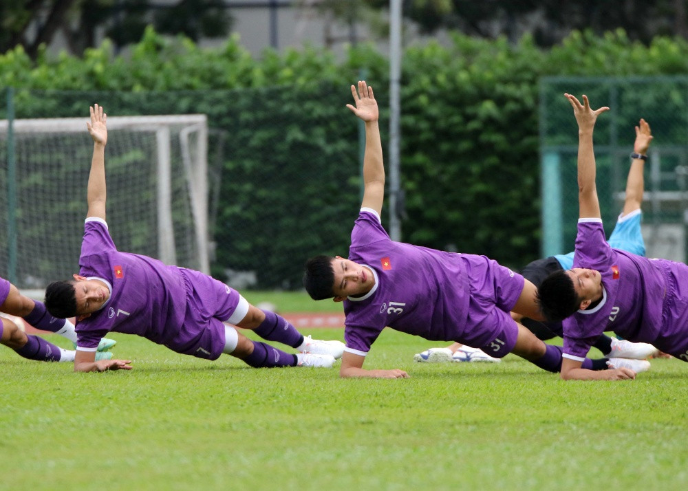 Người "cầm còi" trong buổi tập thể lực của các cầu thủ Việt Nam chuẩn bị cho AFF Cup 2021 là HLV Park Sung-gyun. Với những động tác nhìn tưởng đơn giản nhưng các học trò HLV Park Hang Seo cũng phải mướt mồ hôi.