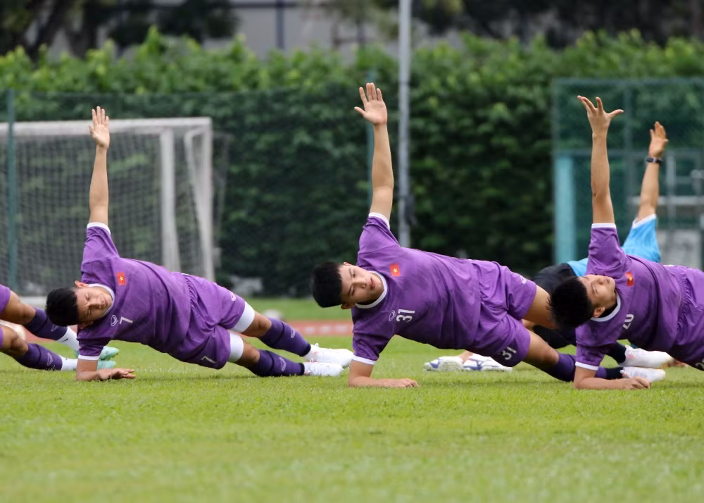 Người "cầm còi" trong buổi tập thể lực của các cầu thủ Việt Nam chuẩn bị cho AFF Cup 2021 là HLV Park Sung-gyun. Với những động tác nhìn tưởng đơn giản nhưng các học trò HLV Park Hang Seo cũng phải mướt mồ hôi.