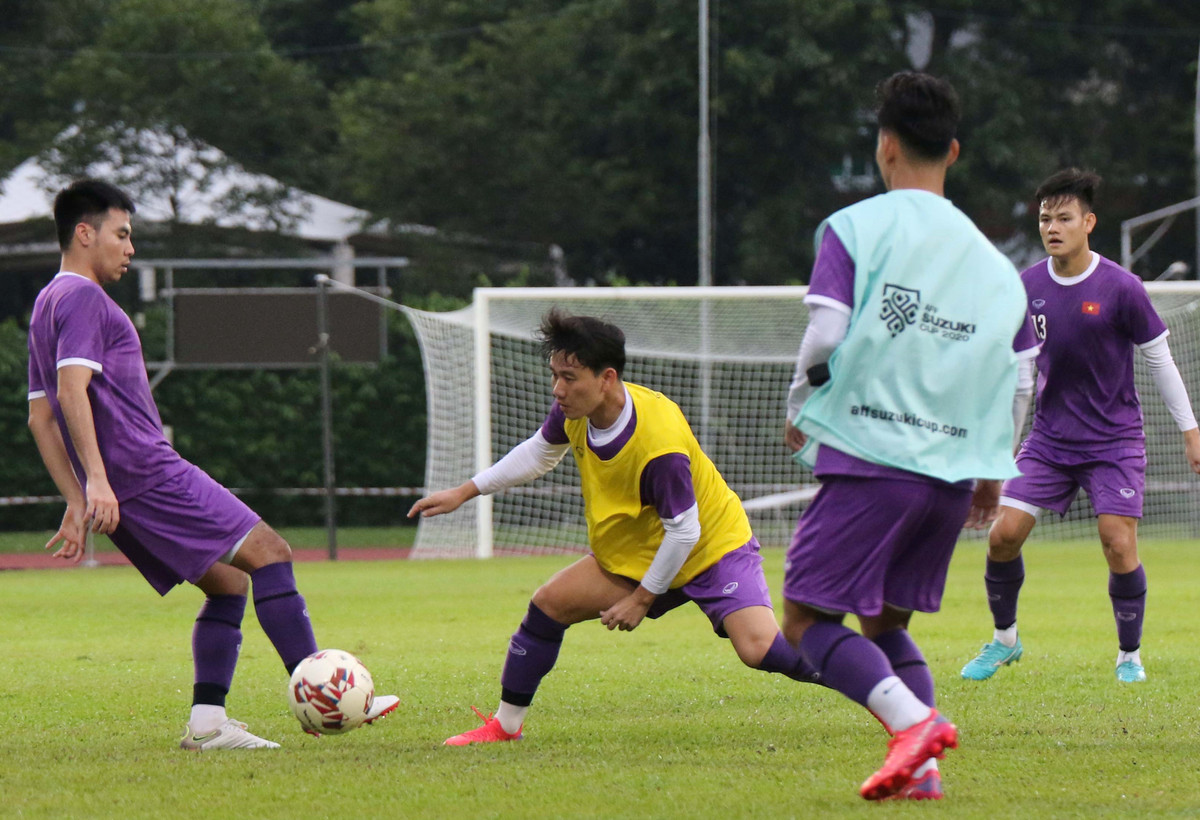 Sau khi hoàn thành phần giáo án của HLV thể lực Park Sung-gyun, các cầu thủ được chia nhóm tập các bài phối hợp nhỏ và di chuyển trong phạm vi hẹp.