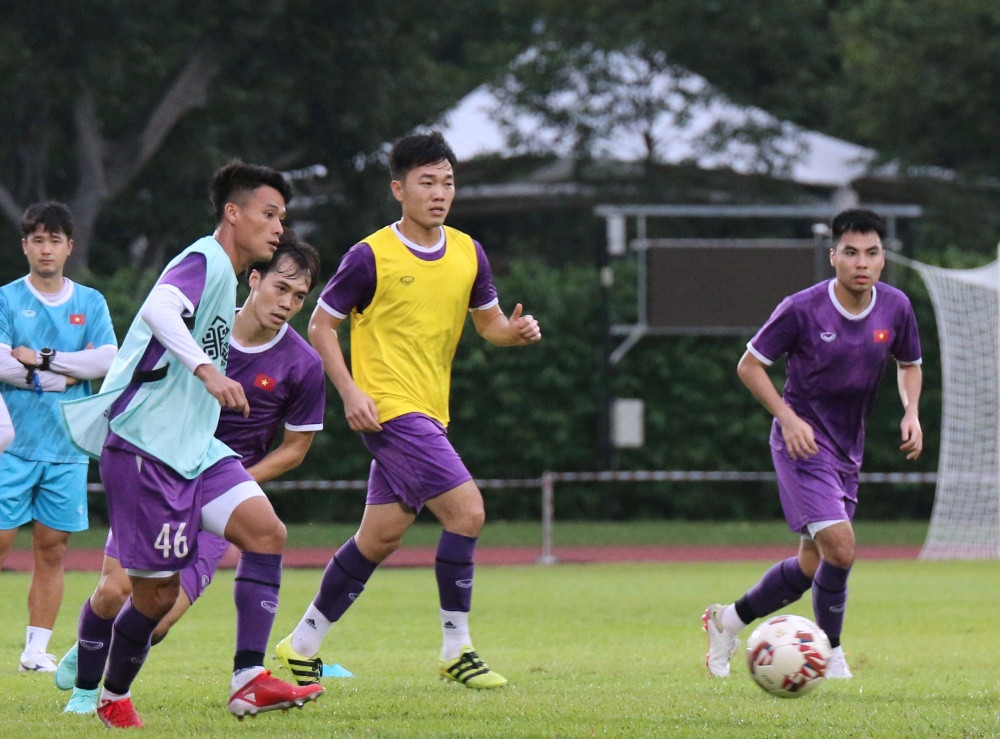 Mặc dù phải điều chỉnh rất nhiều thói quen trong sinh hoạt để thích ứng với các quy định về phòng, chống dịch COVID-19, nhưng thầy trò HLV Park Hang Seo vẫn luôn giữ tinh thần lạc quan và sự tập trung để hướng tới trận ra quân tại AFF Suzuki Cup 2020, diễn ra vào ngày 6/12 tới.