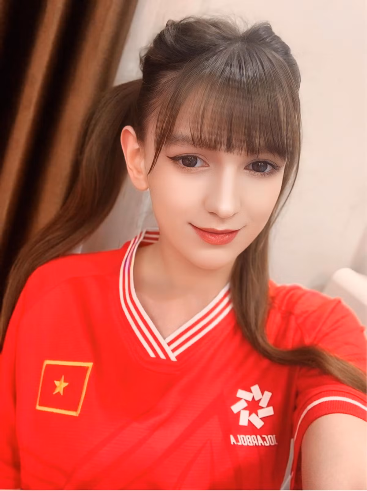 Xuất hiện trong bức ảnh mới trên trang cá nhân với chiếc áo thi đấu của ĐT Việt Nam cùng với dự đoán tỷ số trận chung kết lượt đi có tỷ số 2-0 nghiêng về các cầu thủ áo đỏ, nữ DJ ngoại quốc là Alexandra Rud khiến netizen không khỏi thích thú.