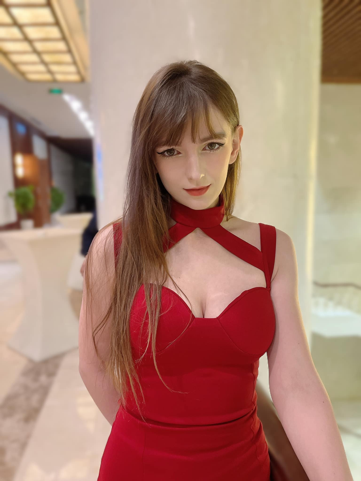 Alexandra Rud có cơ duyên đến Việt Nam du lịch, sau đó cô ở lại để sinh sống và làm việc.