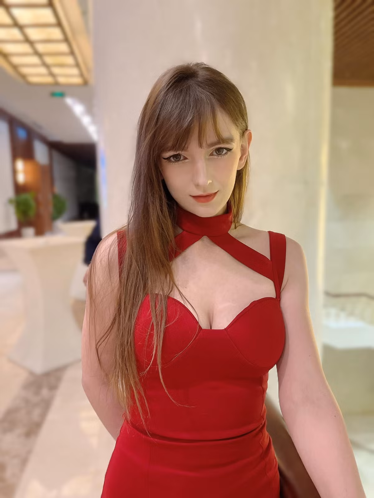 Alexandra Rud có cơ duyên đến Việt Nam du lịch, sau đó cô ở lại để sinh sống và làm việc.