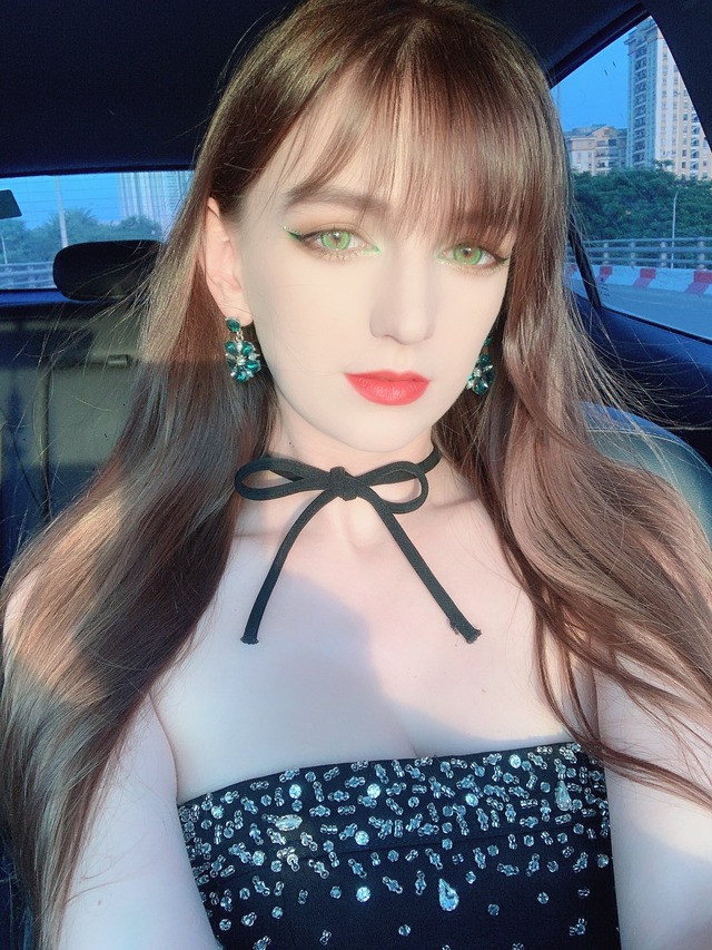 Thuở đầu mới sang Việt Nam, cô nàng người Ukraine này dạy tiếng Anh cho trẻ em nhưng sau đó bén duyên với nghề DJ.