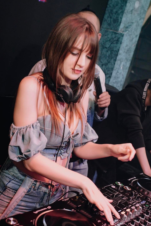 Những lần trước, nữ DJ ngoại quốc Alexandra Rud cũng đều tiếp thêm sức mạnh tinh thần với các hoạt động đa dạng.