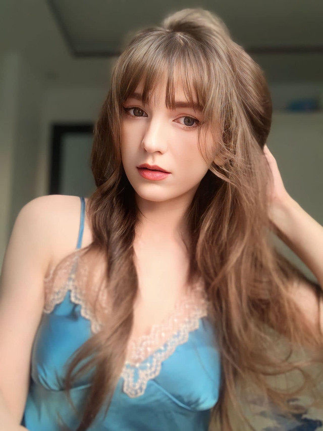 Thời điểm ấy, cộng đồng nhạc số Việt Nam xôn xao vì sự xuất hiện của nữ DJ người Ukraine có gương mặt xinh đẹp như thiên thần cùng thân hình "chuẩn mẫu". Ngắm cận cảnh nhan sắc nữ DJ gợi cảm này, fan nam mê mẩn mãi không thôi.