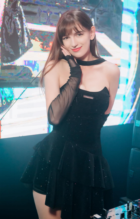 Ngắm những bức hình của Alexandra Rud nhiều người để lại bình luận cho rằng chẳng cần diện đến những bộ cánh lộng lẫy, sang chảnh, trang phục cô nàng mặc giản dị cũng đủ "đốn tim" dân mạng.