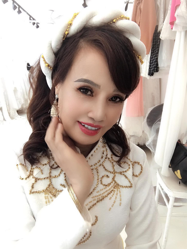 Trong số đó, nickname có tên L.A.B bình luận: "So với tuổi thật, quả thực chị Thu Sao có trẻ hơn nhưng mình nhìn cứ thấy có vấn đề gì đó hơi sai sai trên khuôn mặt. Nhan sắc của chị không còn tự nhiên và mềm mại, thay vào đó là một vẻ thô cứng khiến người khác sợ hãi khi nhìn vào.".