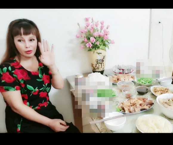 Theo nhiều người, có lẽ đây tất cả những điều trên là di chứng sau nhiều lần phẫu thuật thẩm mỹ tân trang nhan sắc của cô dâu 62 tuổi.