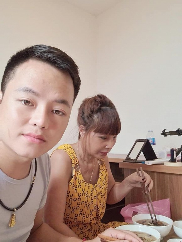 Bên cạnh những ý kiến nhận xét hết sức thẳng thắn, một số người lại cho rằng nhan sắc của cô dâu Thu Sao không hề xấu bởi gần 70 tuổi mà sở hữu gương mặt như vậy là đẹp rồi dù biết rằng người phụ nữ Cao Bằng này có động dao kéo.