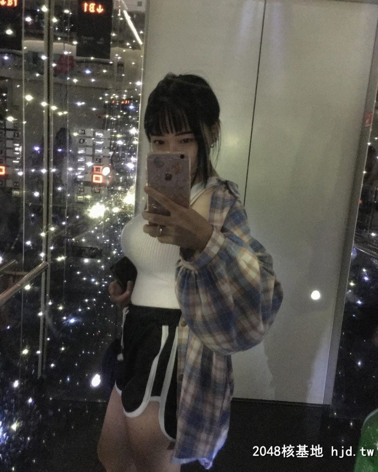 Những người theo dõi Wei Wei trên mạng xã hội sẽ thấy rõ vòng 1 khổng lồ của cô dù cô mặc áo quây hay áo cở vũ khí.