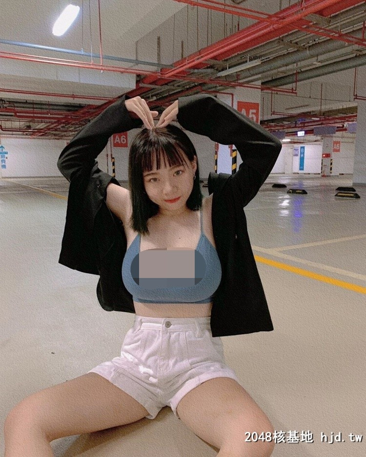 Mặc dù có lợi thế vòng 1 lớn, nhưng Wei Wei thừa nhận cô chỉ cao 1m53, làm cho cô trở nên nhỏ bé khi đứng cạnh bạn trai.