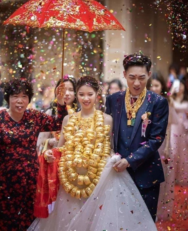 Phía nhà gái tiết lộ, những chiếc vòng vàng cô dâu đeo trên người là của hồi môn và quà cưới từ 2 bên gia đình tặng cho cô dâu.