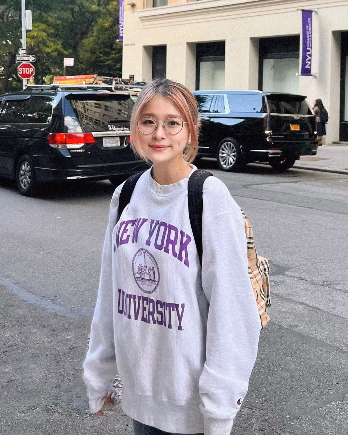 Theo như Chao tiết lộ, cô từng là tình nguyện viên của Quỹ Nhi đồng Liên hợp quốc, đạt 8.0 IELTS năm 17 tuổi. Năm 18 tuổi, hot girl Hà thành thi đỗ Đại học New York, Mỹ - ngôi trường nằm trong top 30 thế giới với tỷ lệ nhận dưới 12% trong số 100.000 sinh viên nhập học hàng năm.