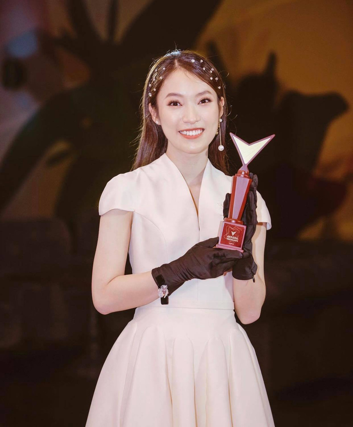 Nhờ chăm chỉ đi làm từ khi còn là sinh viên, Khánh Vy có trong tay khối tài sản đáng mơ ước. Dịp 20/10 vừa qua, cô nàng SN 1999 tự thưởng cho mình xe hơi tiền tỷ. Cô cũng tự mua chiếc ôtô đầu tiên năm 19 tuổi, mua đất tặng bố mẹ năm 20 tuổi, đồng thời có nhà ở Hà Nội, TP HCM.