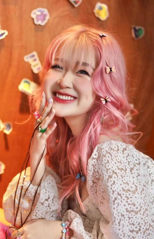 Sinh ra trong gia đình giàu có và cũng tự mình kiếm được nhiều tiền, Chao thường xuyên sắm những món đồ hiệu đắt đỏ, từ quần áo, giày dép đến túi xách. Hot girl SN 2003 được khen có phong cách thời trang nữ tính, sành điệu, thu hút mọi ánh nhìn.