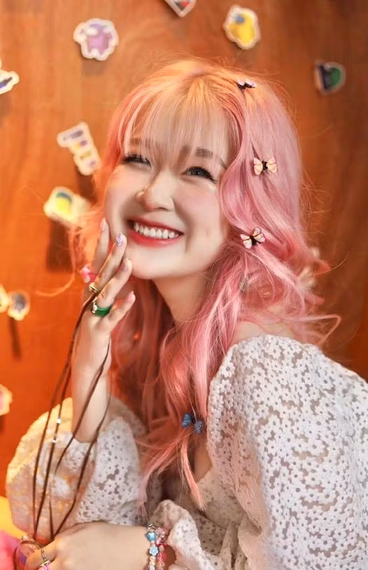 Sinh ra trong gia đình giàu có và cũng tự mình kiếm được nhiều tiền, Chao thường xuyên sắm những món đồ hiệu đắt đỏ, từ quần áo, giày dép đến túi xách. Hot girl SN 2003 được khen có phong cách thời trang nữ tính, sành điệu, thu hút mọi ánh nhìn.