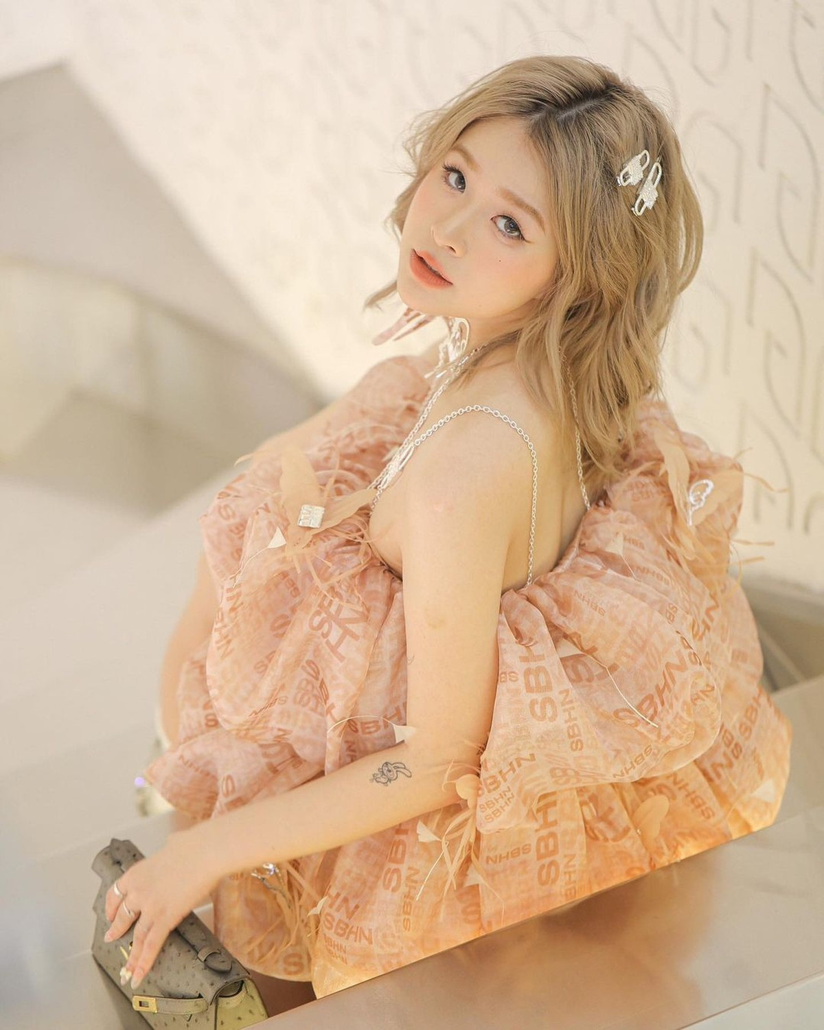 Chao (tên thật Nguyễn Châu Anh, SN 2003) là rich kid (người trẻ sinh ra trong gia đình giàu có) nổi tiếng với các video về cuộc sống sang chảnh trên mạng xã hội. Bên cạnh đó, cô nàng cũng được biết tới với thành tích học tập đáng nể.