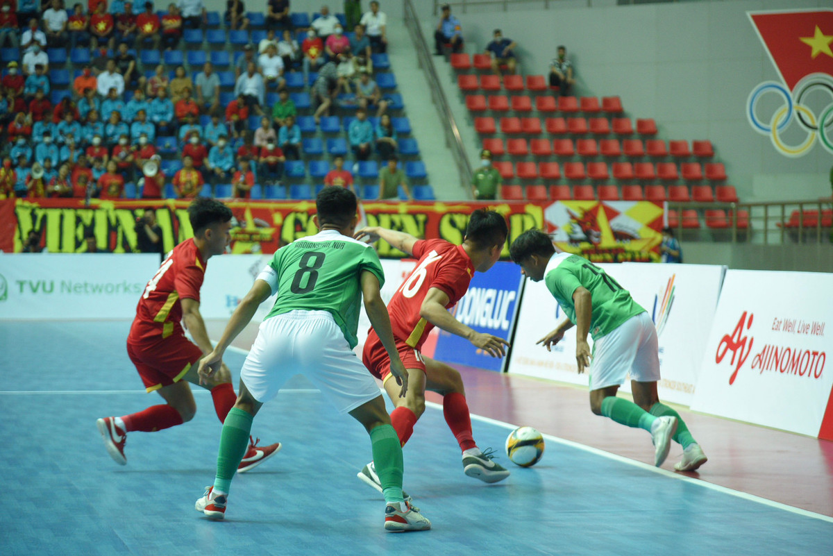 Thế trận trên sân sau đó hoàn toàn thuộc về các cầu thủ áo đỏ. Đội tuyển Việt Nam liên tục tổ chức tấn công, Tuấn Thành, Văn Ý và Thịnh Phát đều có cơ hội trước cầu môn Indonesia tuy nhiên không thể thành công.