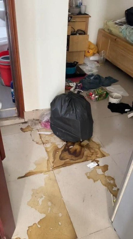Cô Lý cho biết, căn hộ ban đầu có vị trí tốt, rất thông thoáng nhưng giờ vừa bước vào đã thấy “cả căn hộ đều bốc mùi”. Nhà bếp, phòng tắm, phòng ngủ đều chất đầy rác, không còn chỗ để đi lại, thậm chí ban công cũng đầy những túi rác lớn nhỏ, không thể ra ngoài.