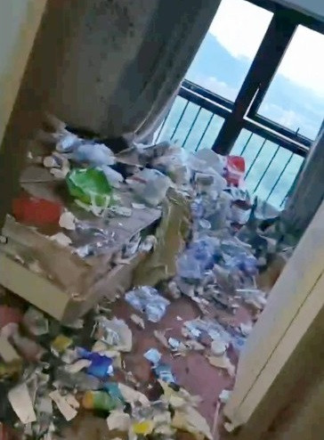 Cô Lý cho biết, một khách thuê nhà của mình suốt 5 năm muốn trả nhà và để lại một núi rác trước khi đi.