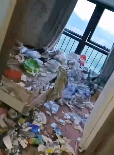 Cô Lý cho biết, một khách thuê nhà của mình suốt 5 năm muốn trả nhà và để lại một núi rác trước khi đi.