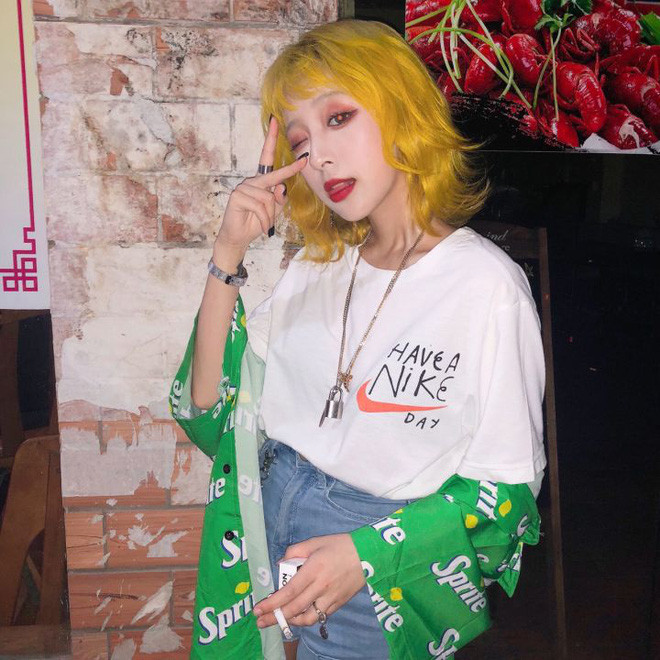 Nhạt rồi lại không chịu được cảnh chân tóc bị đen nên nhuộm tiếp. Hơn nữa tôi nghĩ chỉ cần mình thích thì việc mình làm là đúng, là tốt, không cần sợ người khác đánh giá". Hot girl Trung Quốc cho biết thêm.