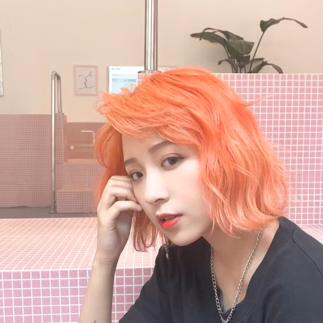 Lý do khiến Real liên tục đổi màu tóc đa dạng chẳng kém là vì nhuộm theo thần tượng, khi vì fan yêu cầu, lúc lại là bạn trai muốn...