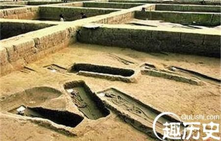 Khai quat lang mo co, rung minh phat hien 7 bo xuong do nhu mau!