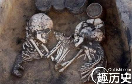 Khai quat lang mo co, rung minh phat hien 7 bo xuong do nhu mau!-Hinh-3