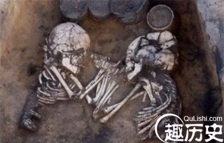 Khai quat lang mo co, rung minh phat hien 7 bo xuong do nhu mau!-Hinh-3