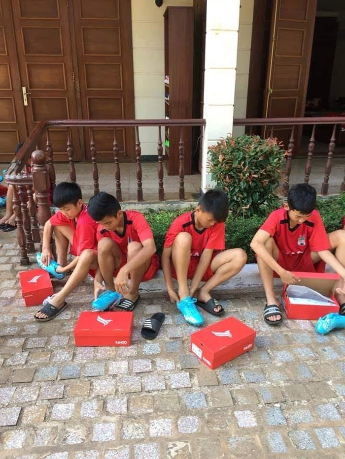 30 đôi giày khiến các em nhỏ cực kỳ thích thú. Giày cùng một loại và cùng màu xanh nước biển. Các học viên khóa 5 nhanh chóng mang vào thử ngay tại chỗ.