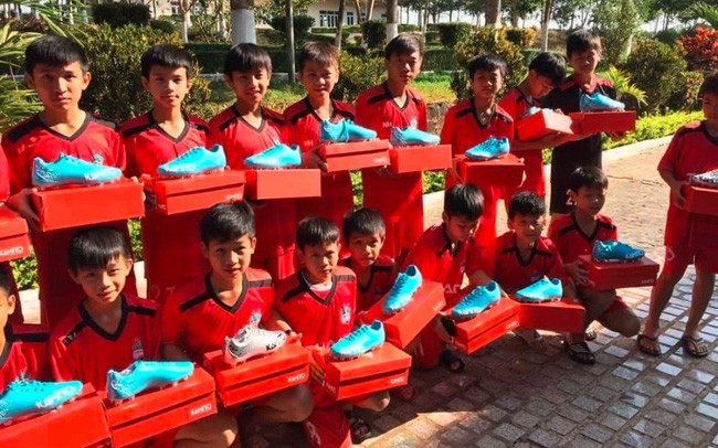 Nguyễn Văn Toàn đã tặng cho 30 em học viên khóa 5 của học viện món quà đầu năm đầy bất ngờ. Trợ lý HLV Trịnh Duy Quang chia sẻ những hình ảnh đẹp này trên trang cá nhân vào ngày 16/2.