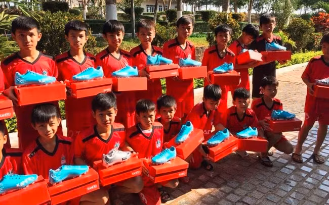 Nguyễn Văn Toàn đã tặng cho 30 em học viên khóa 5 của học viện món quà đầu năm đầy bất ngờ. Trợ lý HLV Trịnh Duy Quang chia sẻ những hình ảnh đẹp này trên trang cá nhân vào ngày 16/2.