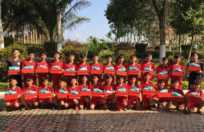 Mới đây, tiền đạo Văn Toàn lại tiếp tục thể hiện sự "sang" của mình khi xuất tiền tặng 30 đôi giày cho lứa đàn em thuộc khóa 5 năng khiếu của Học viện Bóng đá HAGL-JMG.