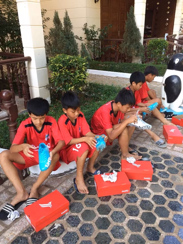 "Toàn mua 30 đôi tặng cho mấy đứa nhỏ, một em chưa lên học viện, còn một em chưa kịp vào xếp hàng nên chỉ có 28 bạn chụp ảnh", HLV phụ trách khóa 5 cho biết thêm.